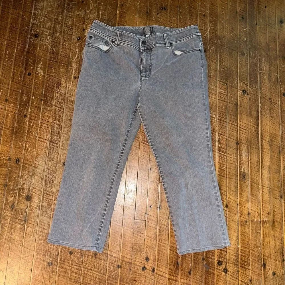 Chicos Additions minimalist gray straight leg 1/8 shortjeans